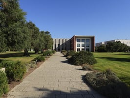 https://9024444.fs1.hubspotusercontent-na1.net/hubfs/9024444/2024%20Reevo%20Website/ReeVo_Data-Center_ingresso-sede.jpg